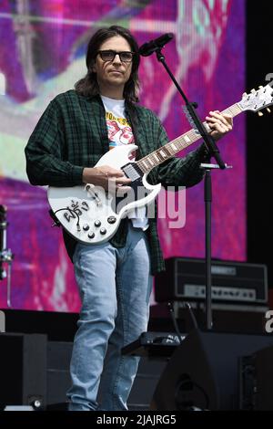 Le chanteur, auteur-compositeur et guitariste Rivers Cuomo est présenté sur scène lors d'un concert avec Weezer au festival de musique d'appel de Boston à Allston, Massachusetts, sur 29 mai 2022. Banque D'Images