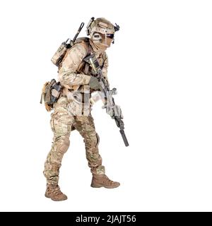 Soldat de l'armée portant un uniforme de camouflage visant le fusil de service, isolé sur fond blanc. Banque D'Images