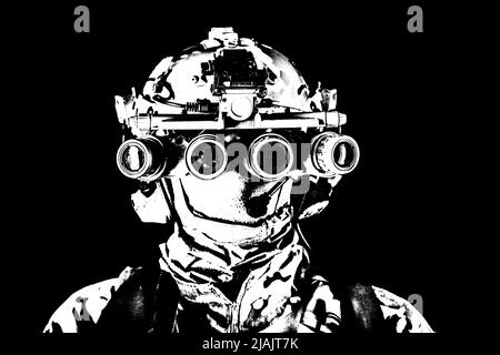 Soldat portant des lunettes de vision nocturne dans des conditions de faible éclairage. Banque D'Images
