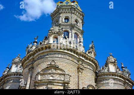 Église orthodoxe de Znamenskaya à Dubrovitsy. Le pommel d'un temple inhabituel, construit dans le style baroque Naryshkin du XVII siècle. Podolsk, Russ Banque D'Images