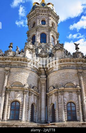 Église orthodoxe de Znamenskaya à Dubrovitsy. La tour du temple sous la couronne dorée dans le style baroque Naryshkin du XVIIe siècle. Podol Banque D'Images