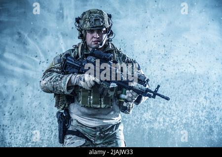 U.S. Marine en uniforme de combat et casque, armé de mitrailleuses légères et de munitions tactiques. Banque D'Images