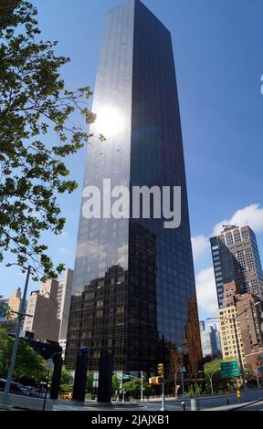 Trump World Tower au 845 United Nations Plaza sur 1st Avenue, vue panoramique verticale, New York, NY, États-Unis Banque D'Images