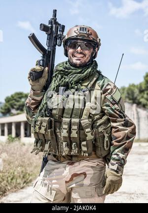 Portrait en demi-longueur d'un soldat souriant armé d'un fusil de sous-machine. Banque D'Images