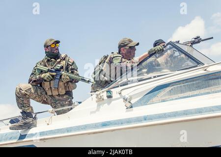 Des phoques armés attaquent leur ennemi sur un bateau. Banque D'Images