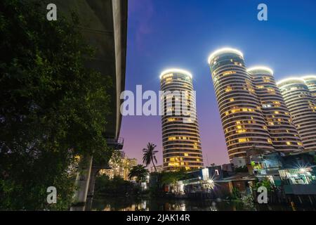 Une scène contrastée entre les nouveaux bâtiments modernes et les bidonvilles dans les pays en développement comme le Vietnam. Un paysage représente une réflexion entre riche et poo Banque D'Images