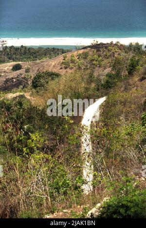 Une route dans le paysage côtier de Rua, Wanokaka, West Sumba, East Nusa Tenggara, Indonésie. Banque D'Images