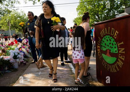 Uvalde, Texas, États-Unis. 30th mai 2022. Un podium pour le département de police d'Uvalde est mis de côté alors que les gens viennent au panneau de bienvenue devant l'école élémentaire de Robb à Uvalde, Texas, lundi, 30 mai 2022, De rendre hommage à 19 enfants et deux enseignants tués dans un massacre de tuerie scolaire qui a eu lieu mardi, à 24 mai 2022. (Credit image: © Jintak Han/ZUMA Press Wire) Banque D'Images