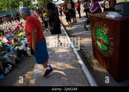 Uvalde, Texas, États-Unis. 30th mai 2022. Un podium pour le département de police d'Uvalde est mis de côté alors que les gens viennent au panneau de bienvenue devant l'école élémentaire de Robb à Uvalde, Texas, lundi, 30 mai 2022, De rendre hommage à 19 enfants et deux enseignants tués dans un massacre de tuerie scolaire qui a eu lieu mardi, à 24 mai 2022. (Credit image: © Jintak Han/ZUMA Press Wire) Banque D'Images