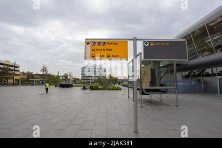 Parking, baiser et promenade et signalisation de location de voitures sur un poste à l'aéroport international d'Eindhoven Banque D'Images