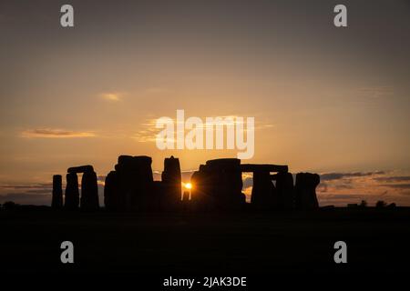 Magnifique lever de soleil à travers les pierres préhistoriques du site de Stonehenge, classé au patrimoine mondial de l'UNESCO, au Royaume-Uni Banque D'Images