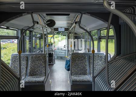 Service de bus de l'aéroport de Stansted à l'intérieur de Londres. Vider les sièges, ouvrir la porte et le porte-bagages Banque D'Images