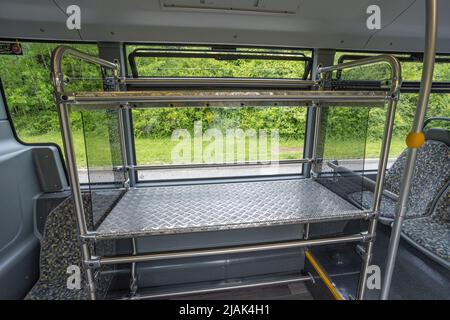 porte-bagages à l'intérieur du service de bus de l'aéroport de Londres Stansted Banque D'Images