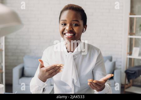 Femme noire parlant en ligne, ayant la vidéo conférence, appel, parlant, regardant la caméra. Vidéo conférence. Technologie d'entreprise. Écran d'appel vidéo Banque D'Images
