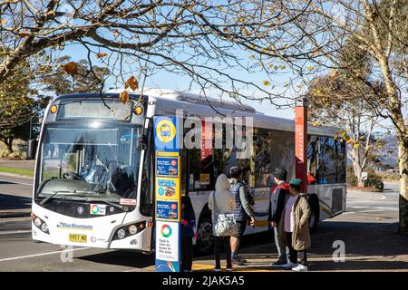 Echo point Katoomba dans les montagnes bleues et bus tour explorer collectant les passagers à l'arrêt de bus, Blue Mountains, Nouvelle-Galles du Sud, Australie Banque D'Images