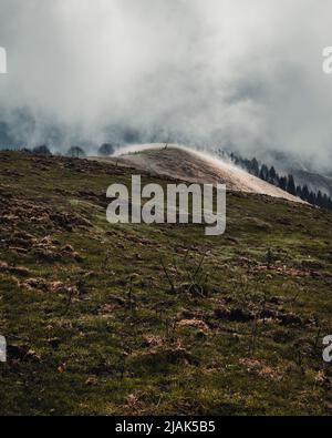 Nuages bas sur les sommets des montagnes Banque D'Images