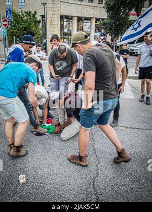 Tel Aviv, Israël. 29th mai 2022. Des jeunes de droite israéliens brûlent un drapeau palestinien à Jérusalem. Environ 70 000 nationalistes juifs ont défilé dans et autour de la vieille ville de Jérusalem dimanche après-midi pour marquer le 55th jour de Jérusalem, certains d'entre eux ont scandé des slogans racistes et ont également affronté les Palestiniens et la police. Crédit : SOPA Images Limited/Alamy Live News Banque D'Images