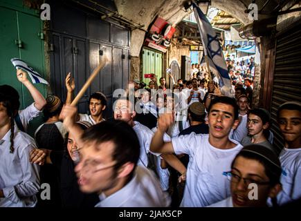 Tel Aviv, Israël. 29th mai 2022. La jeunesse israélienne de droite scanne des slogans anti-palestiniens à la porte de Damas. Environ 70 000 nationalistes juifs ont défilé dans et autour de la vieille ville de Jérusalem dimanche après-midi pour marquer le 55th jour de Jérusalem, certains d'entre eux ont scandé des slogans racistes et ont également affronté les Palestiniens et la police. Crédit : SOPA Images Limited/Alamy Live News Banque D'Images