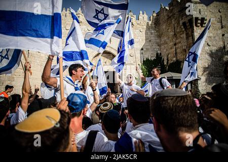 Tel Aviv, Israël. 29th mai 2022. Les jeunes israéliens de droite chantent des slogans tout en agitant des drapeaux à la porte de Damas à Jérusalem. Environ 70 000 nationalistes juifs ont défilé dans et autour de la vieille ville de Jérusalem dimanche après-midi pour marquer le 55th jour de Jérusalem, certains d'entre eux ont scandé des slogans racistes et ont également affronté les Palestiniens et la police. Crédit : SOPA Images Limited/Alamy Live News Banque D'Images