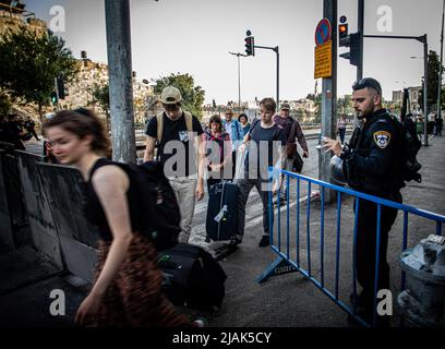 Tel Aviv, Israël. 29th mai 2022. Les touristes traversent un poste de contrôle de la police israélienne près de la porte de Damas à Jérusalem. Environ 70 000 nationalistes juifs ont défilé dans et autour de la vieille ville de Jérusalem dimanche après-midi pour marquer le 55th jour de Jérusalem, certains d'entre eux ont scandé des slogans racistes et ont également affronté les Palestiniens et la police. Crédit : SOPA Images Limited/Alamy Live News Banque D'Images