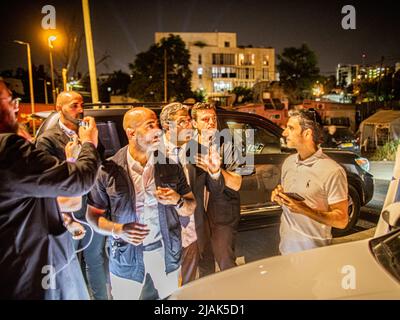 Tel Aviv, Israël. 29th mai 2022. Israël membre de droite de Knesset Itamar Ben Gvir avec son équipe de sécurité vu dans le quartier de Shiekh Jarrah à Jérusalem. Environ 70 000 nationalistes juifs ont défilé dans et autour de la vieille ville de Jérusalem dimanche après-midi pour marquer le 55th jour de Jérusalem, certains d'entre eux ont scandé des slogans racistes et ont également affronté les Palestiniens et la police. Crédit : SOPA Images Limited/Alamy Live News Banque D'Images