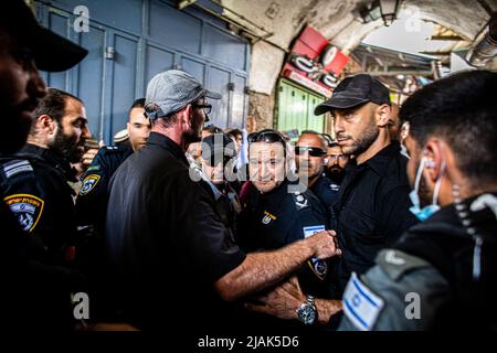 Tel Aviv, Israël. 29th mai 2022. Le chef de police israélien Kobi Shabtai vu à la porte de Damas à Jérusalem. Environ 70 000 nationalistes juifs ont défilé dans et autour de la vieille ville de Jérusalem dimanche après-midi pour marquer le 55th jour de Jérusalem, certains d'entre eux ont scandé des slogans racistes et ont également affronté les Palestiniens et la police. Crédit : SOPA Images Limited/Alamy Live News Banque D'Images