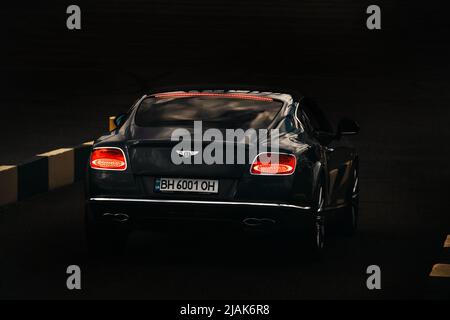 Odessa, Ukraine - 5 septembre 2021: Voiture britannique de luxe Bentley Continental GT dans l'obscurité Banque D'Images