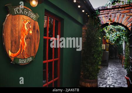 Odessa, Ukraine - 5 septembre 2021 : ancien pub irlandais à Odessa. Renard Banque D'Images