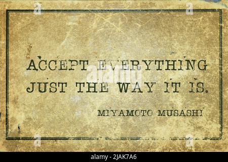 Acceptez tout comme il est - ancien swordsman japonais et citation de ronin Miyamoto Musashi imprimée sur carton d'époque grunge Banque D'Images