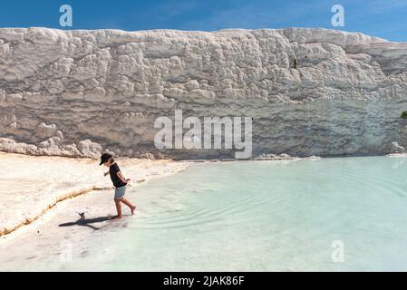 Pamukkale, Turquie. 25th avril 2022. Un jeune touriste s'amuser dans les eaux thermales des terrasses Travertitine de Pamukkale une des destinations les plus populaires de Turquie, Pamukkale, qui signifie à-coton castleà® en turc, est un site géologique naturel près de Denizli dans le sud-ouest de la Turquie. La région est célèbre pour ses dépôts de minéraux carbonatés laissés par l'eau thermale coulant et est l'une des destinations touristiques les plus populaires en Turquie. (Image de crédit : © John Wreford/SOPA Images via ZUMA Press Wire) Banque D'Images