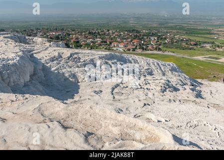 Pamukkale, Turquie. 25th avril 2022. La ville turque de Pamukkale située au pied de la formation rocheuse des terrasses Travertine, source d'eau thermale naturelle et site du patrimoine mondial dans l'ouest de la Turquie. Pamukkale, qui signifie coton castleÃ® en turc, est un site géologique naturel près de Denizli, dans le sud-ouest de la Turquie. La région est célèbre pour ses dépôts de minéraux carbonatés laissés par l'eau thermale coulant et est l'une des destinations touristiques les plus populaires en Turquie. (Image de crédit : © John Wreford/SOPA Images via ZUMA Press Wire) Banque D'Images