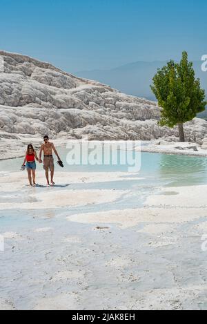 Pamukkale, Turquie. 25th avril 2022. Les touristes entrent en terrasses Travertine de Pamukkale l'eau thermale riche en minéraux a des propriétés naturelles donnant la santé, la Turquie. Pamukkale, qui signifie coton castleÃ® en turc, est un site géologique naturel près de Denizli, dans le sud-ouest de la Turquie. La région est célèbre pour ses dépôts de minéraux carbonatés laissés par l'eau thermale coulant et est l'une des destinations touristiques les plus populaires en Turquie. (Image de crédit : © John Wreford/SOPA Images via ZUMA Press Wire) Banque D'Images