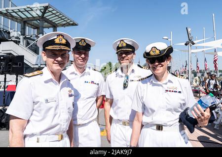 New York, États-Unis. 30th mai 2022. Membres de la Marine royale Guy Robinson, Lee Morgan, Tom Boeck, Mayla Ingham la Ingham cérémonie annuelle de commémoration du jour du souvenir du Musée de la mer, de l'air et de l'espace (photo de Lev Radin/Pacific Press) Credit: Pacific Press Media production Corp./Alay Live News Banque D'Images