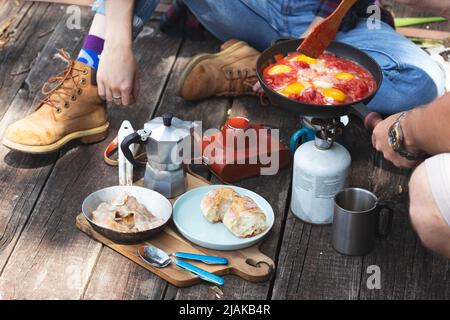 fille préparant le petit déjeuner sur la jetée. camping esthétique dans la nature Banque D'Images