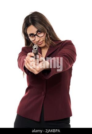 Femme d'affaires indienne avec une arme isolée sur fond blanc Banque D'Images