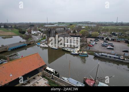 Village de Battlebridge dans l'Essex sur l'antenne de drone de la rivière Crouch Banque D'Images