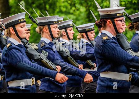 Londres, Royaume-Uni. 31 mai 2022. La Royal Navy avec de nombreuses évaluations féminines - en train de descendre le Mall - Une finale, l'aube, répétition pour la partie militaire du PJP (Platinum Jubilee Pageant) qui est le Sun 5 juin. Le défilé, conçu par la compagnie privée Pageant, est composé d'une série de «actes», dont le contingent militaire est le premier, suivi d'un grand cortège civil. Le premier est composé de troupes montées, de détachements de marche et de bandes d'un maximum de 1800 militaires, y compris des détachements étrangers et du Commonwealth d'unités ayant un lien spécial avec HM la Reine. Préparation du Banque D'Images