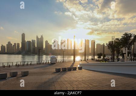 Vue panoramique sur le quartier de Business Bay avec réflexion en mer le matin. Ciel aérien dans les plus hauts bâtiments du centre de Dubaï, Émirats arabes Unis Banque D'Images