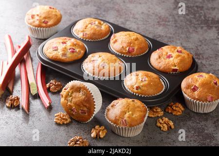 Rhubarb muffins aux noix gros plan dans un plat de cuisson sur la table. Horizontal Banque D'Images
