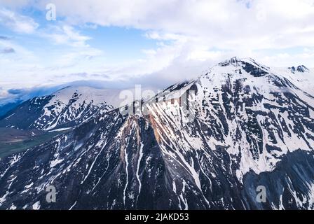 Incroyable tir de drone de magnifiques montagnes du Caucase, Stepantsminda, Géorgie. Photo de haute qualité Banque D'Images