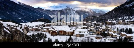 Vue d'Aussois village au coucher du soleil, France Banque D'Images