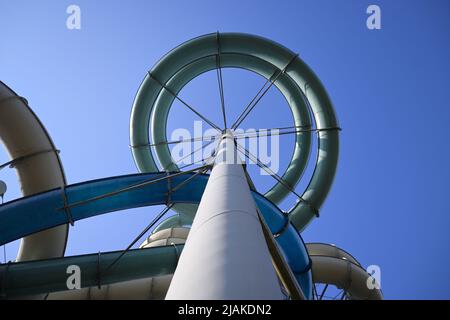 Les pipes colorées du parc aquatique ont vu un angle bas contre un ciel bleu dans un concept architectural Banque D'Images