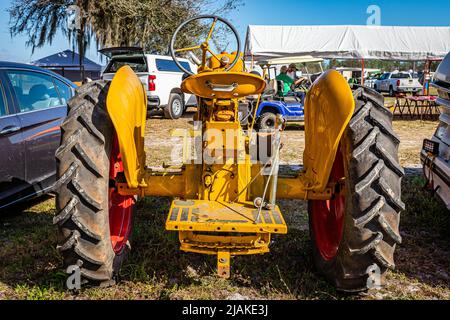 Fort Meade, FL - 23 février 2022 : 1951 Minneapolis-Moline Model R au salon local des tracteurs Banque D'Images