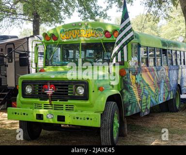 L'avocat de légalisation de la marijuana Stacey Shepherd Theis 'CannaBus' est garée au pique-nique de Fancy Farm 141st le samedi 7 août 2021 à Fancy Farm, comté de graves, KY, États-Unis. Un autobus scolaire construit par Thomas en 1988 converti et peint à la main par les artistes Linzy Mcgantz et Brandon Reidiger, le CannaBus et le propriétaire/chauffeur Theis ont voyagé aux États-Unis depuis 2012 en préconisant la légalisation du cannabis. (Photo APEX MediaWire par Joel Wolford) Banque D'Images