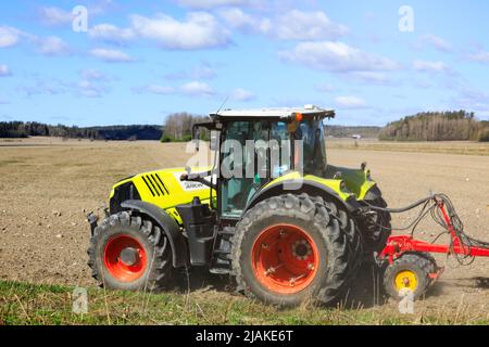 Agriculteur travaillant avec le tracteur Claas Arion 650 et le semoir Vaderstad Rapid 300C dans le champ par une journée ensoleillée de printemps. Salo, Finlande. 15 mai 2022. Banque D'Images