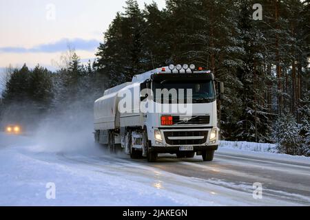 Le camion-citerne Volvo FH transporte de l'essence, ADR 33-1203, sur une route enneigée, l'après-midi d'hiver. Salo, Finlande. 18 janvier 2019. Banque D'Images