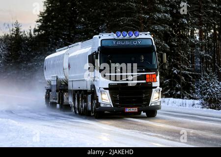 Le camion-citerne Volvo FM transporte de l'essence, ADR 33-1203, sur une route enneigée, l'après-midi d'hiver. Salo, Finlande. 18 janvier 2019. Banque D'Images