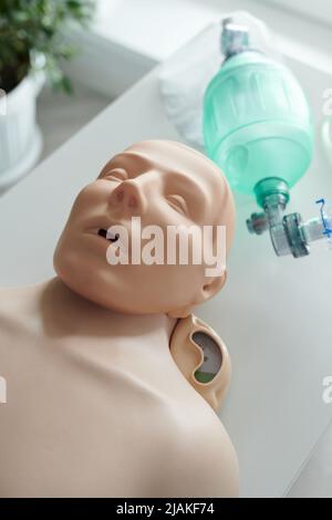 Vue grand angle du mannequin d'entraînement pour pratiquer la respiration artificielle avec masque à oxygène Banque D'Images