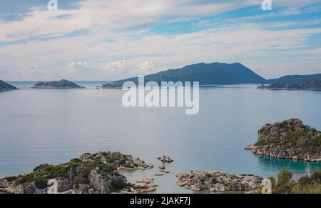 Voyage et attractions touristiques sur l'île de Kekova, Turquie. Vue magnifique sur les paysages marins depuis le village de Kalekoy, Demre, vue avec bateau et îles en mer Banque D'Images