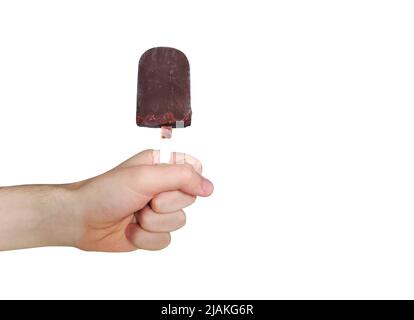 Glace au chocolat isolée sur fond blanc. Popsicle dans la main masculine. Banque D'Images